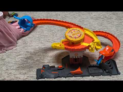 Hot Wheels City Pizza Slam Cobra Attack Playset with 1 Toy Car: Lift the Snake’s Tail to Sen (trimmed)